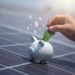 Comparație între costurile inițiale și economiile pe termen lung ale sistemelor fotovoltaice